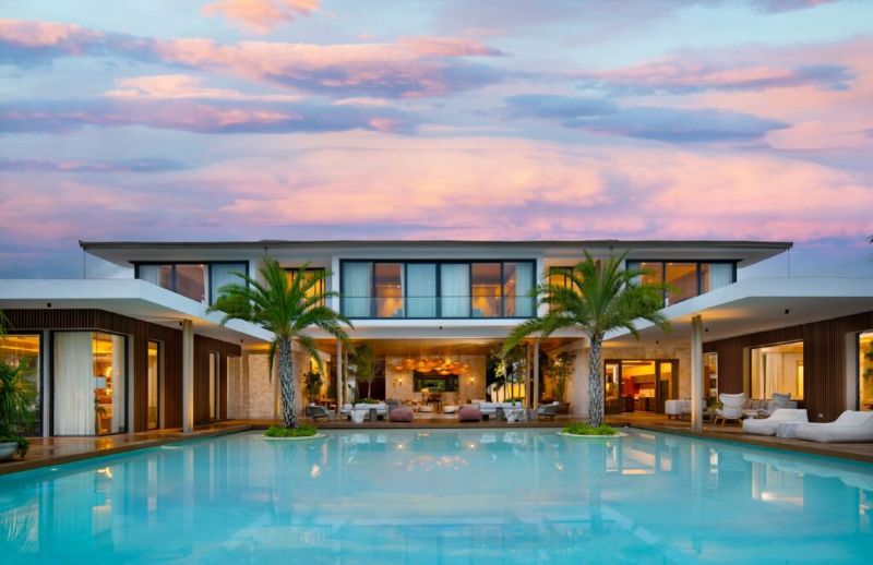 Fachada trasera y piscina al atardecer