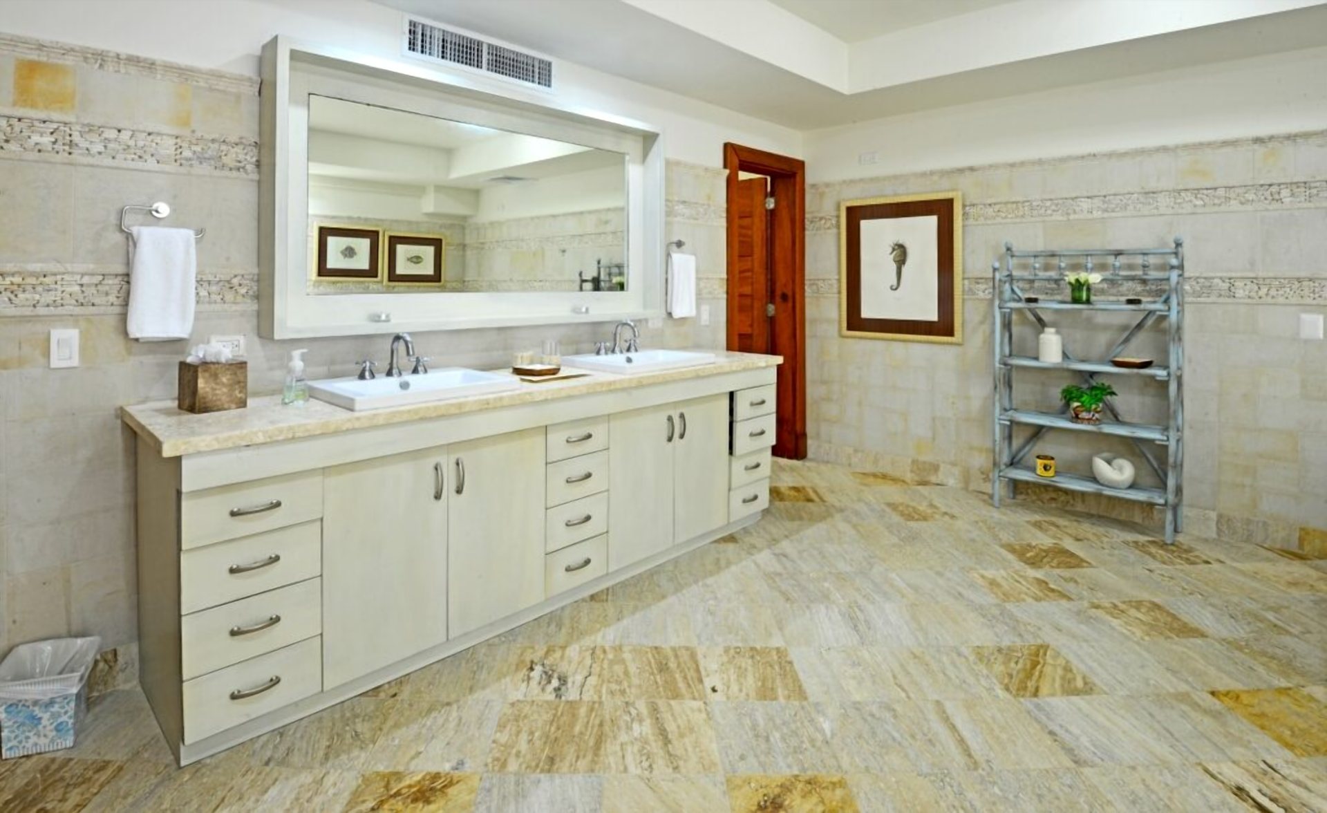 Baño con doble lavabo