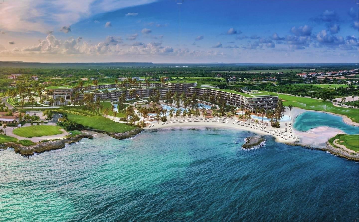 Vista aérea del St. Regis Cap Cana frente al mar