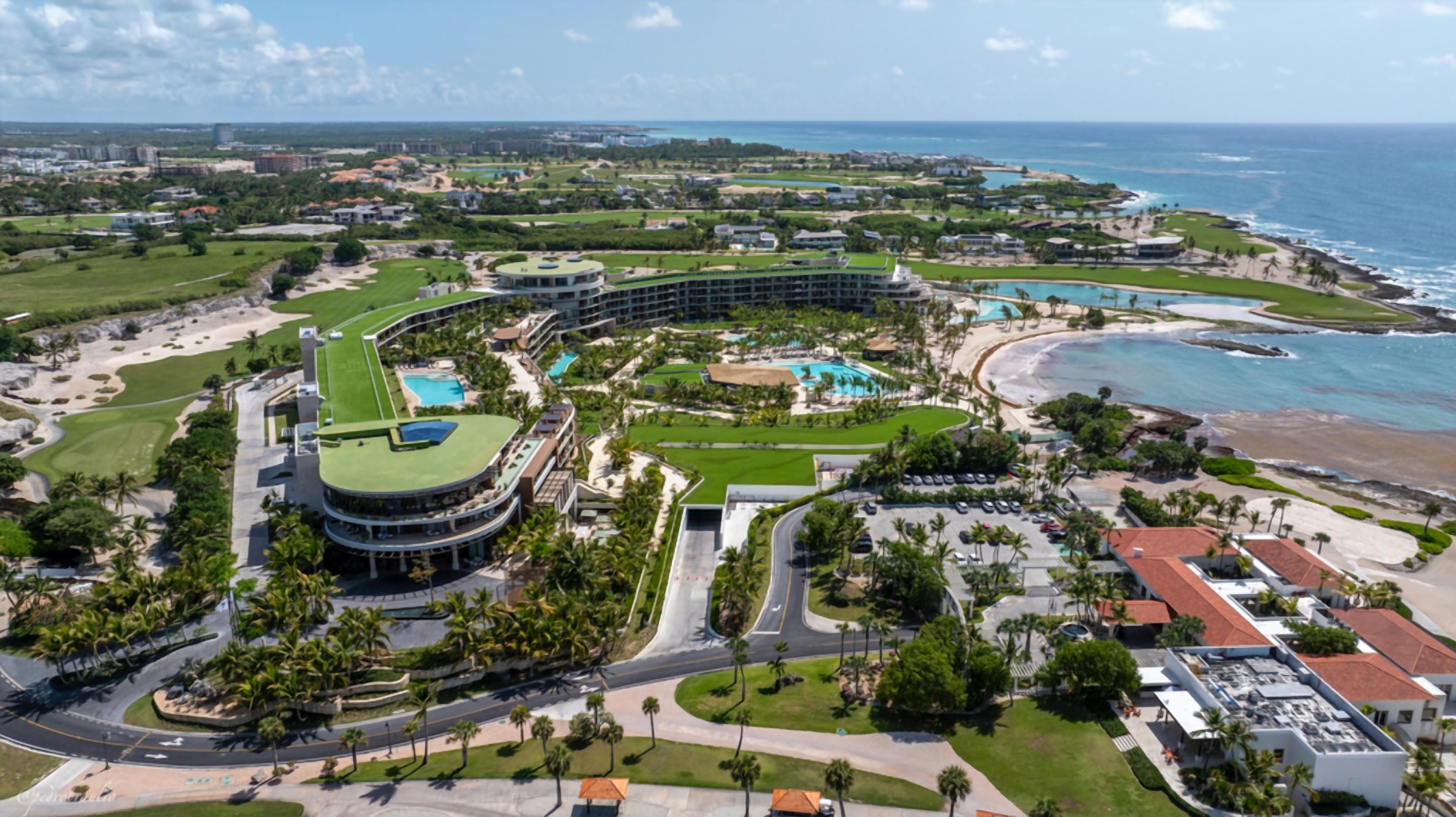 Vista aérea del resort St. Regis Cap Cana, sus piscinas y el mar